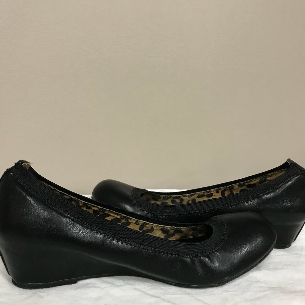 Black Short Wedge